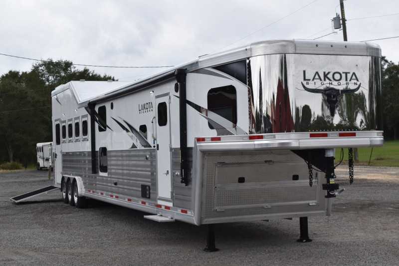 2021 Lakota BigHorn 5 Horse Trailer With Bunkbeds 3 2021 Lakota BigHorn 5 Horse Trailer With Bunkbeds - Image 3