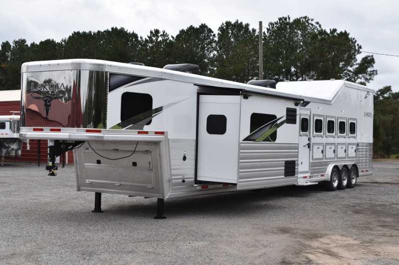 2021 Lakota BigHorn 5 Horse Trailer With Bunkbeds 8 2021 Lakota BigHorn 5 Horse Trailer With Bunkbeds - Image 8