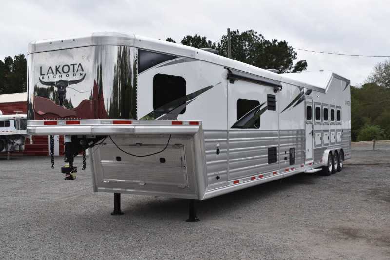 2021 Lakota BigHorn 5 Horse Trailer With Bunkbeds 7 2021 Lakota BigHorn 5 Horse Trailer With Bunkbeds - Image 7
