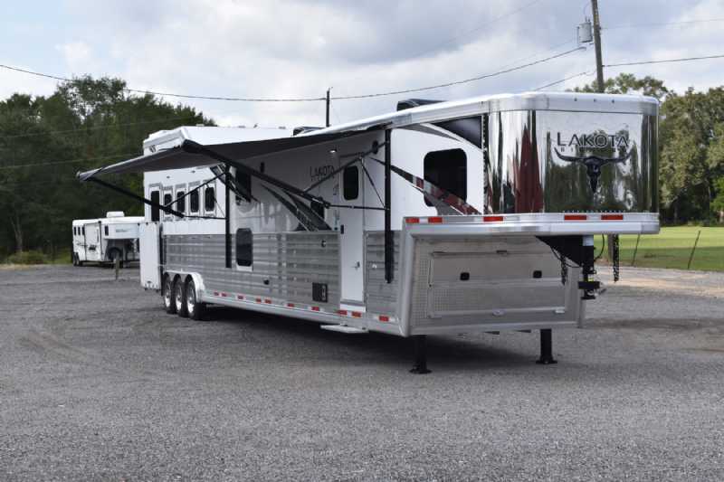 2021 Lakota BigHorn 5 Horse Trailer With Bunkbeds 4 2021 Lakota BigHorn 5 Horse Trailer With Bunkbeds - Image 4