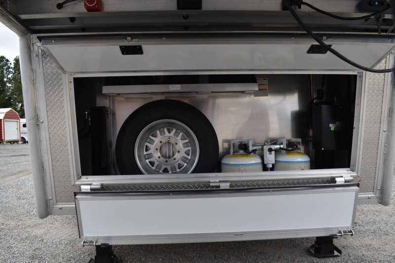 2021 Lakota BigHorn 5 Horse Trailer With Bunkbeds 6 2021 Lakota BigHorn 5 Horse Trailer With Bunkbeds - Image 6