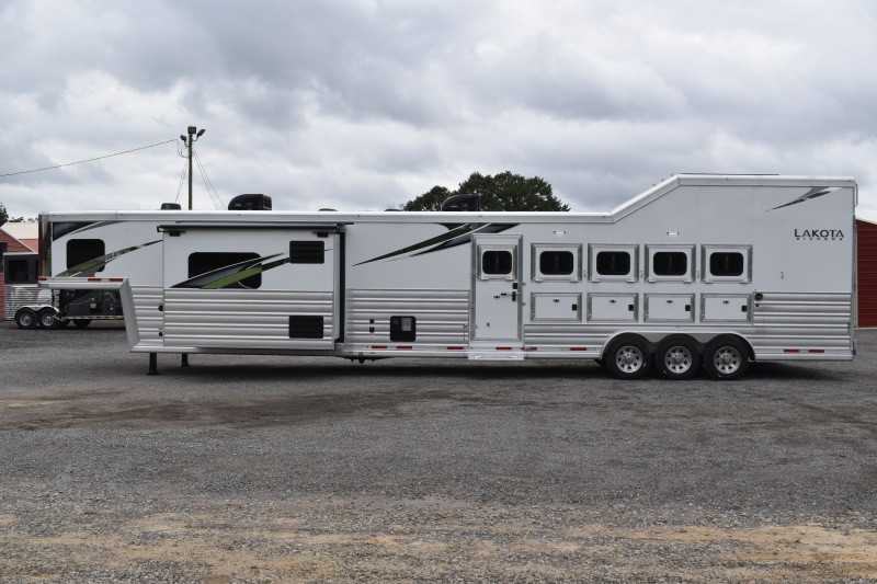 2021 Lakota BigHorn 5 Horse Trailer With Bunkbeds 9 2021 Lakota BigHorn 5 Horse Trailer With Bunkbeds - Image 9