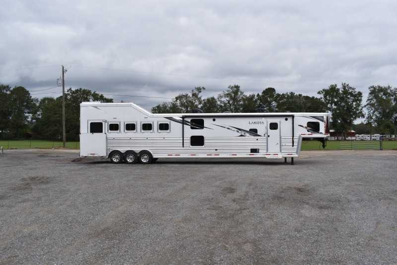 2021 Lakota BigHorn 5 Horse Trailer With Bunkbeds 1 A white and silver 2021 Lakota BigHorn 5-horse trailer with bunkbeds, showing both the horse compartment and living quarters.