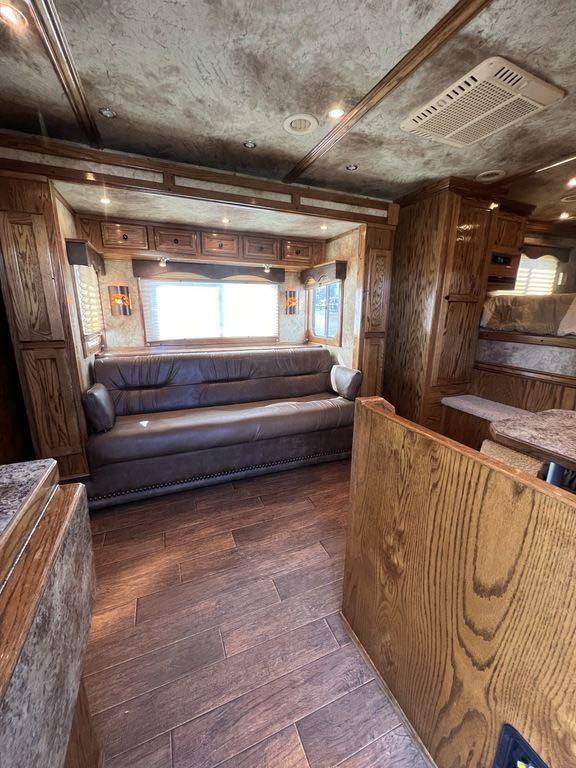 2009 Platinum Coach 3 H 16’ LQ with Outlaw Conversion 23 2009 Platinum Coach 3 H 16’ LQ with Outlaw Conversion - Image 23