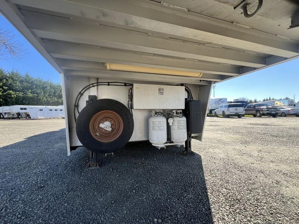 2009 Platinum Coach 3 H 16’ LQ with Outlaw Conversion 11 2009 Platinum Coach 3 H 16’ LQ with Outlaw Conversion - Image 11