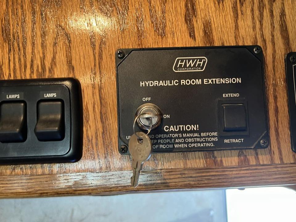 2009 Platinum Coach 3 H 16’ LQ with Outlaw Conversion 46 2009 Platinum Coach 3 H 16’ LQ with Outlaw Conversion - Image 46