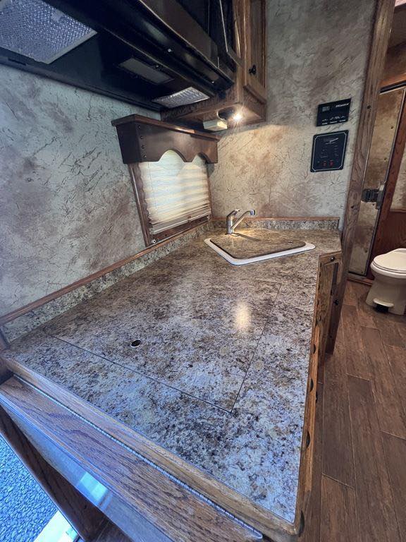 2009 Platinum Coach 3 H 16’ LQ with Outlaw Conversion 35 2009 Platinum Coach 3 H 16’ LQ with Outlaw Conversion - Image 35