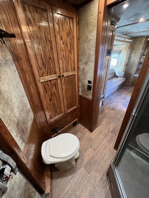 2009 Platinum Coach 3 H 16’ LQ with Outlaw Conversion 42 2009 Platinum Coach 3 H 16’ LQ with Outlaw Conversion - Image 42