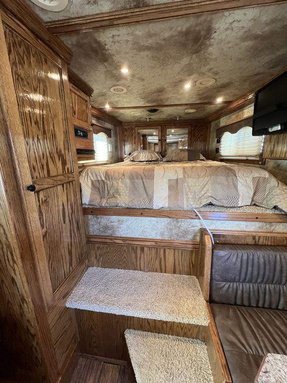 2009 Platinum Coach 3 H 16’ LQ with Outlaw Conversion 27 2009 Platinum Coach 3 H 16’ LQ with Outlaw Conversion - Image 27
