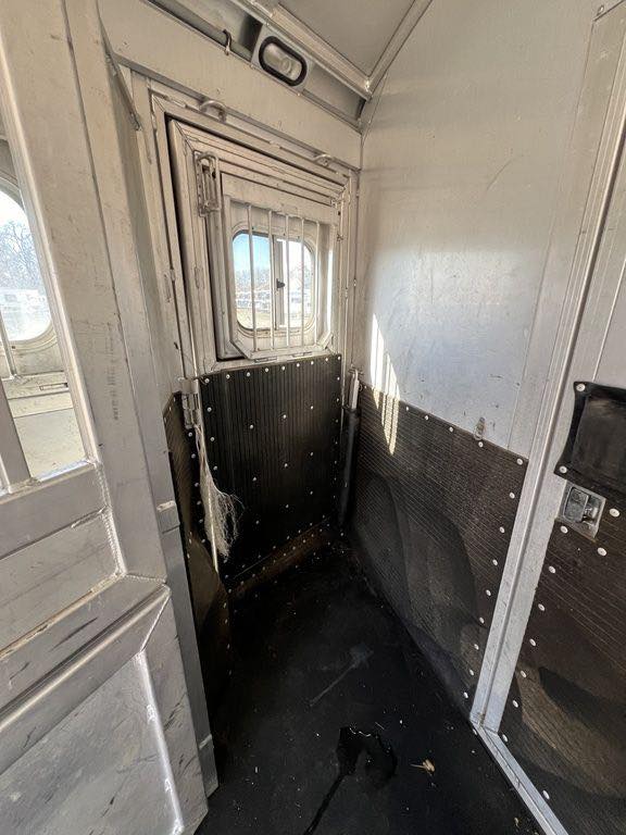 2009 Platinum Coach 3 H 16’ LQ with Outlaw Conversion 20 2009 Platinum Coach 3 H 16’ LQ with Outlaw Conversion - Image 20