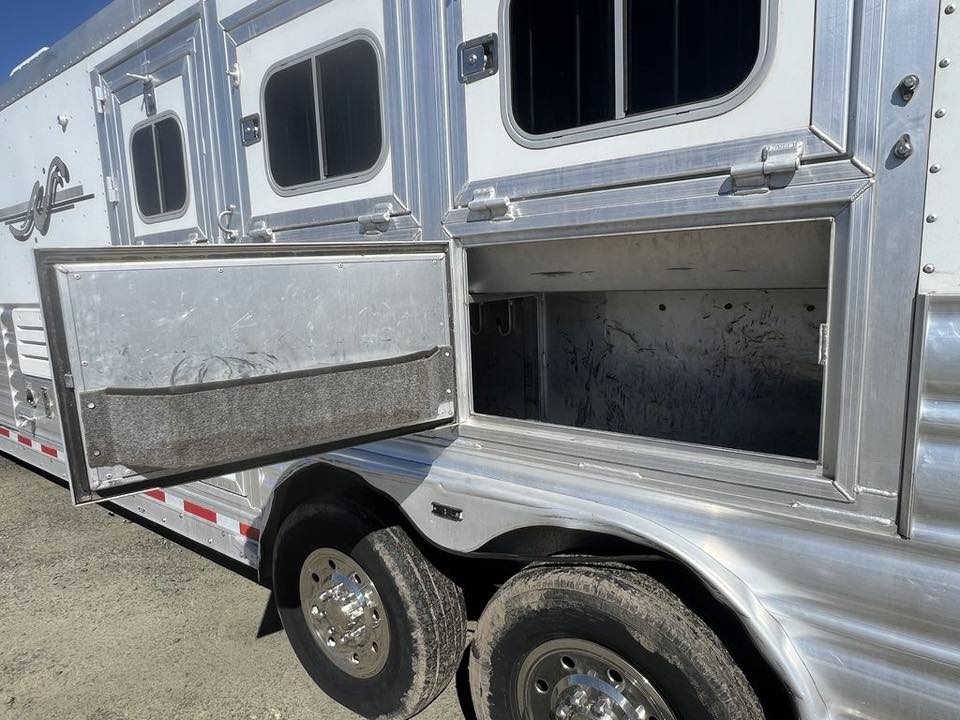 2009 Platinum Coach 3 H 16’ LQ with Outlaw Conversion 8 2009 Platinum Coach 3 H 16’ LQ with Outlaw Conversion - Image 8